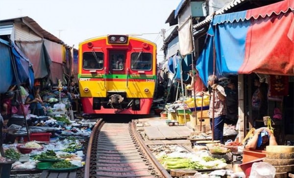 Risky Market And Amphawa Floating Market + Pick Up + Drop Off